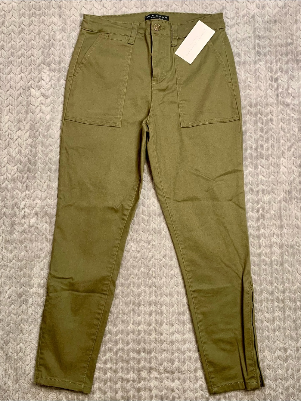 Social Standard by Sanctuary Slim Taper Olive Cargo Pants with Ankle Zip